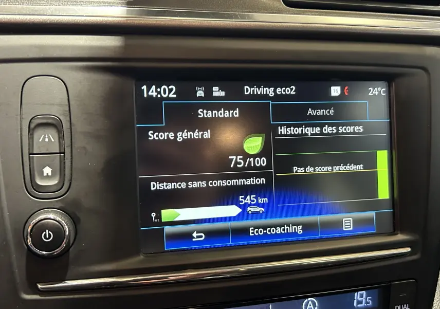 Écran central de la Renault Kadjar blanc montrant l'interface Eco-coaching avec score de conduite et distance sans consommation.