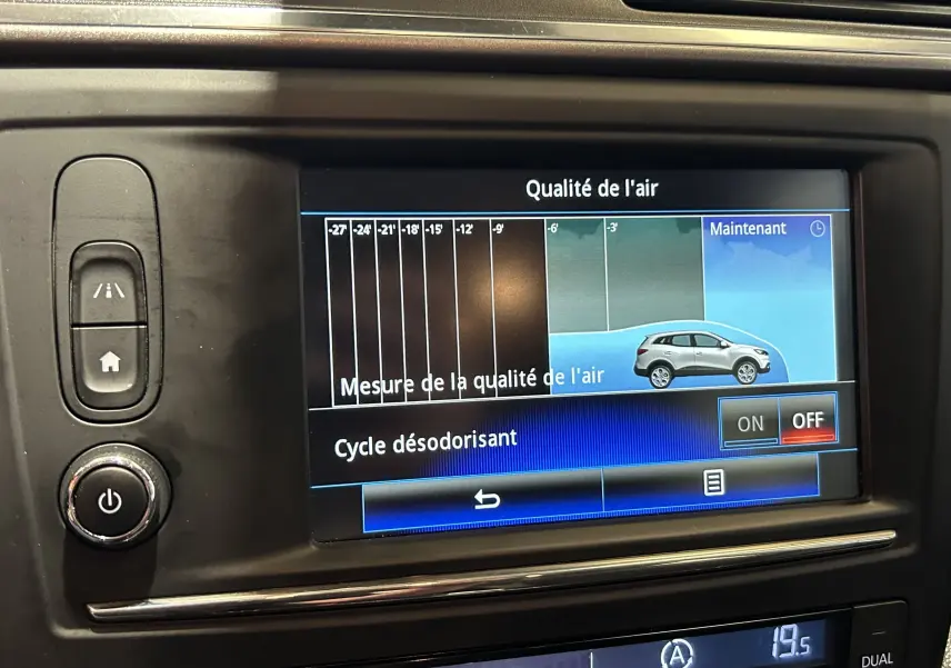 Écran central du Renault Kadjar TCE 130 blanc montrant la mesure de la qualité de l'air et le cycle désodorisant.