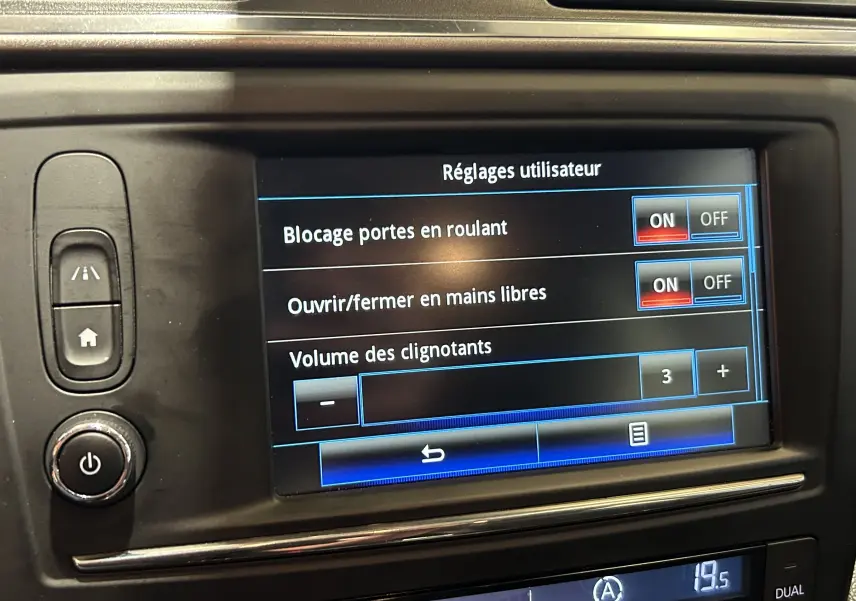 Écran central tactile du Renault Kadjar blanc 2018 montrant les réglages utilisateur avec options de verrouillage et volume clignotants.