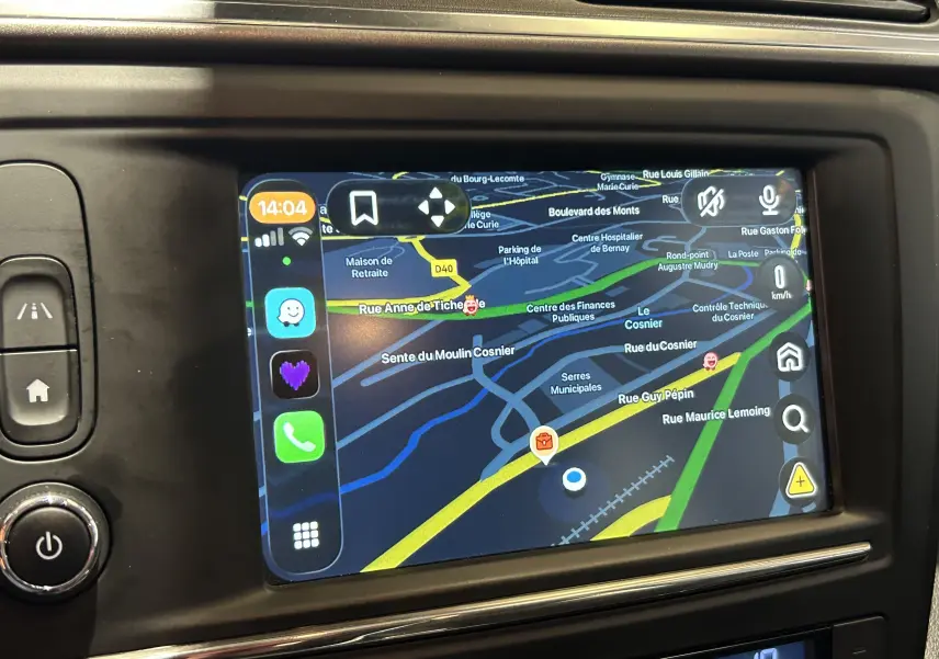 Vue rapprochée de l’écran tactile du GPS intégré dans le tableau de bord du Renault Kadjar blanc de 2018.