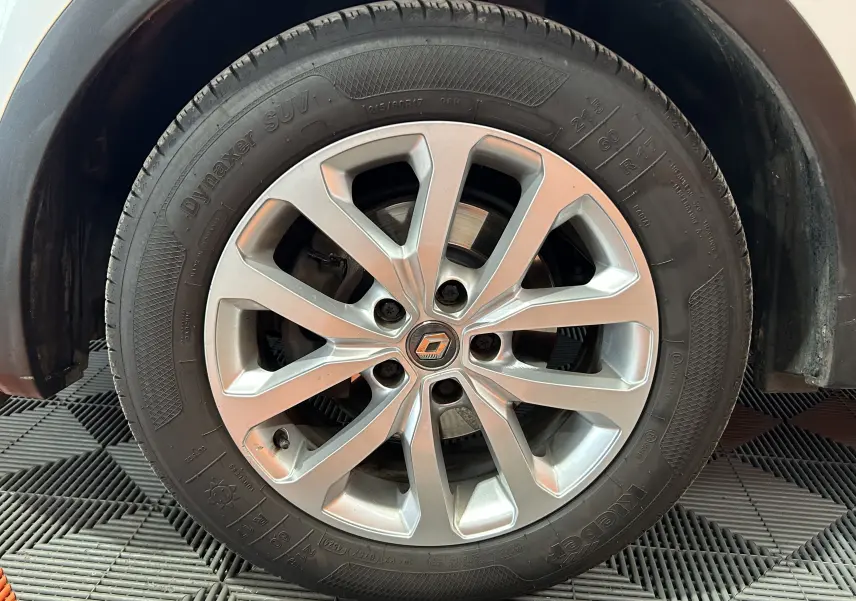 Gros plan sur la roue avant droite du Renault Kadjar blanc, mettant en valeur la jante alliage et le pneu Dynaxer SUV.
