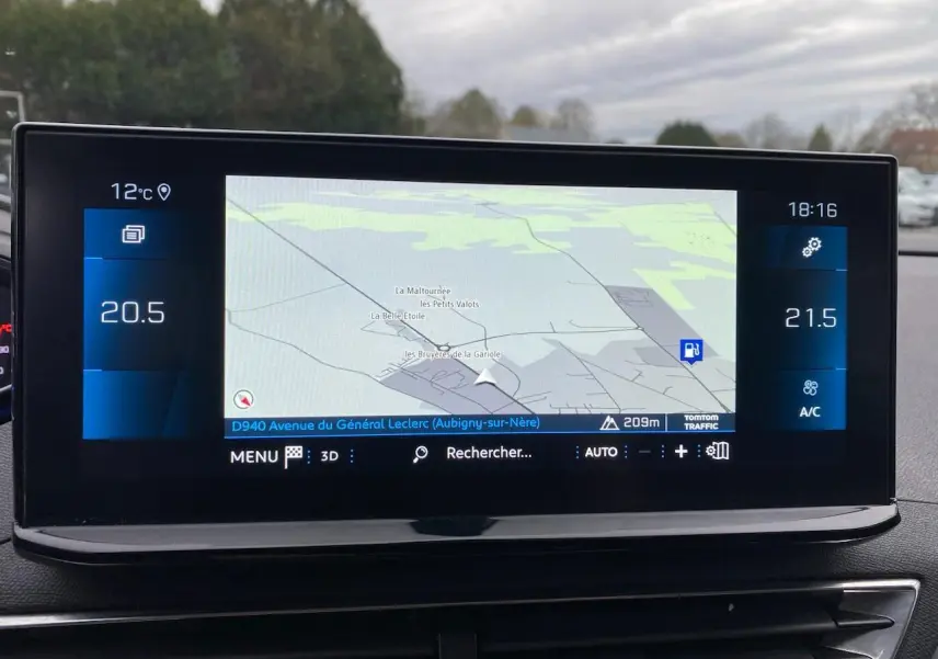 Écran tactile 10 pouces du GPS Peugeot 3008 2021 affichant une carte avec température et climatisation.