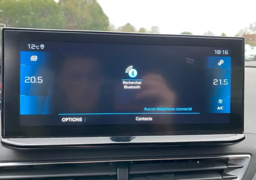 Écran tactile central du Peugeot 3008 2021 affichant la recherche Bluetooth et la température intérieure.