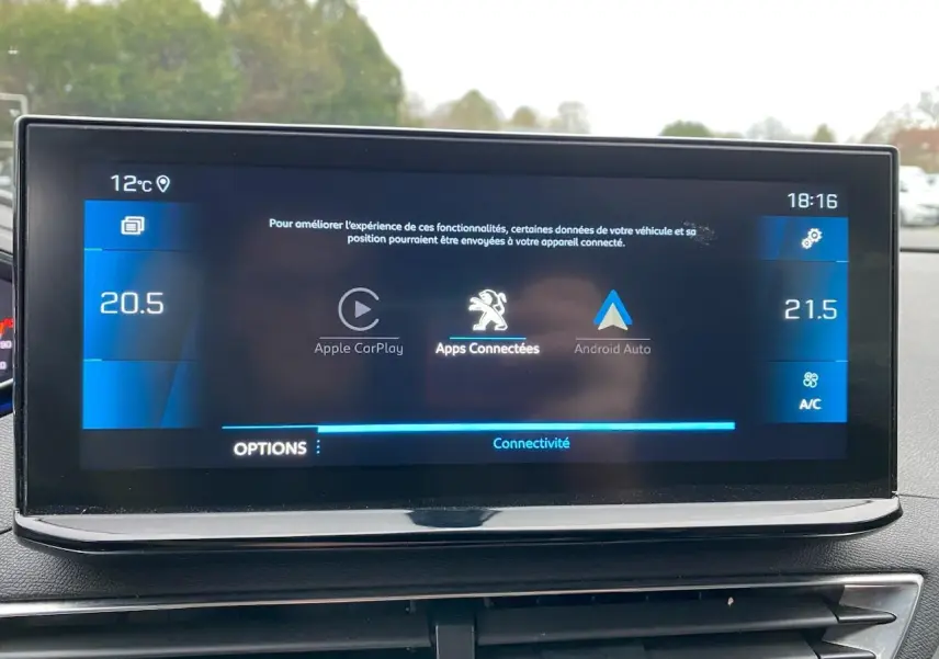 Écran tactile 10 pouces du Peugeot 3008 gris platinium affichant Apple CarPlay et Android Auto, vue frontale intérieure.
