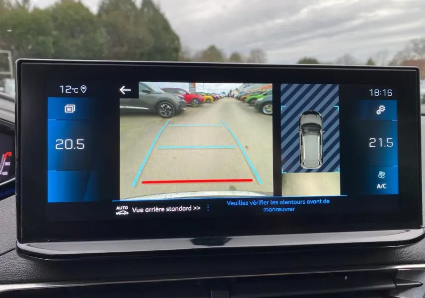 Écran tactile du Peugeot 3008 gris platinium montrant la caméra de recul et l'aide au stationnement arrière.