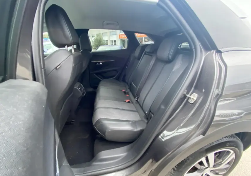 Vue côté droit de l’habitacle arrière du Peugeot 3008 gris platinium, montrant la banquette en cuir et tissu.