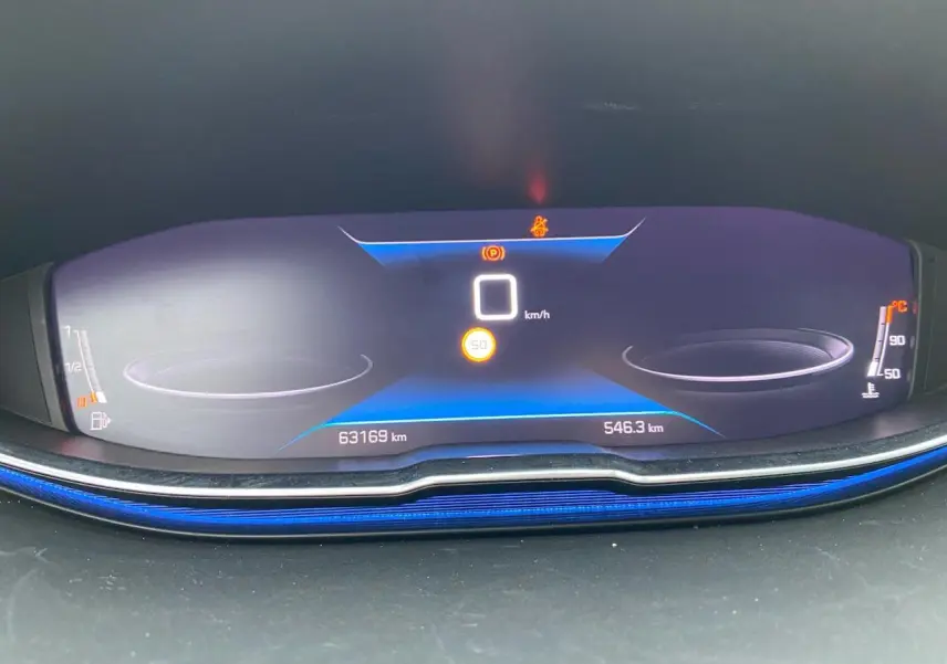 Affichage numérique du combiné de bord Peugeot 3008 2021 montrant vitesse à 0 km/h et jauges sur fond bleu.