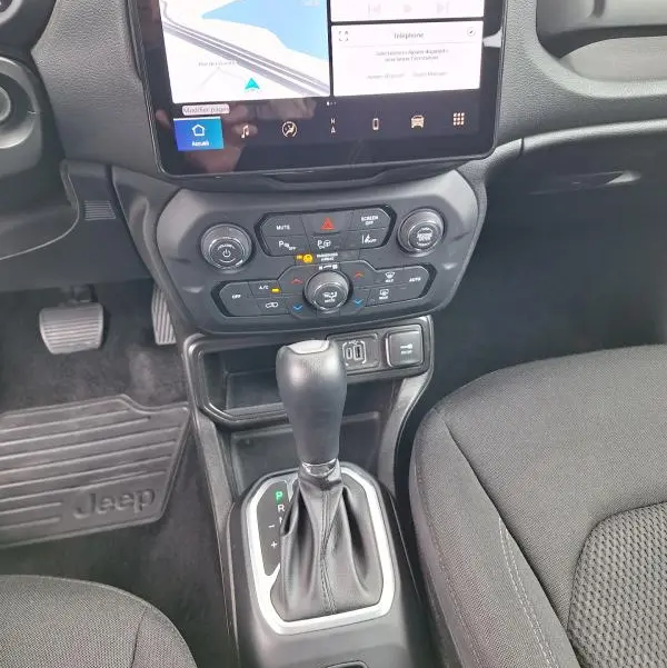 Vue intérieure centrée sur la console centrale et levier de vitesse d'une Jeep Renegade 2024, finition Altitude.