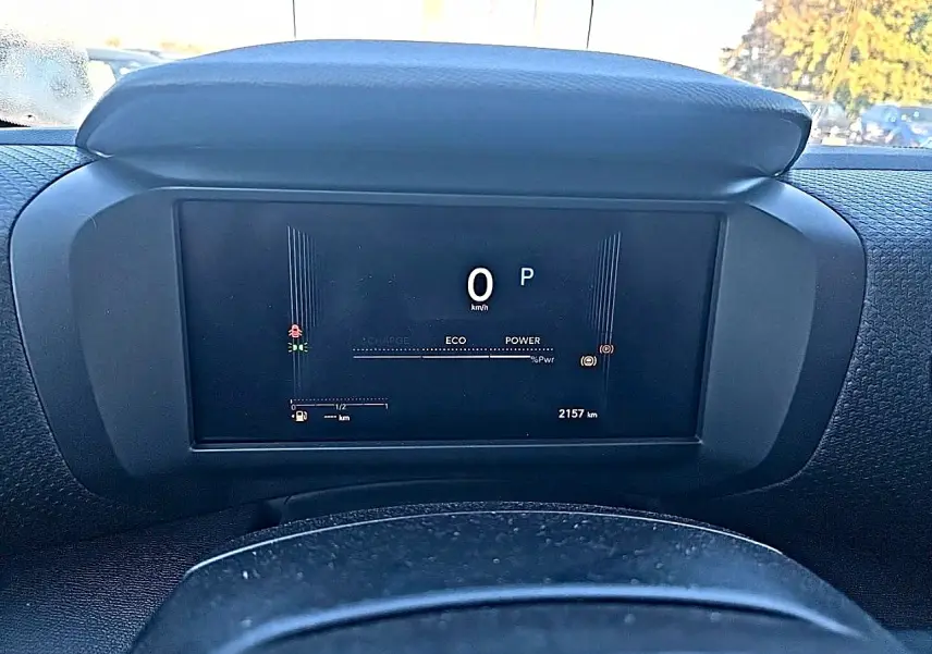 Tableau de bord numérique de la Citroën C4 X blanche, vue frontale centrée sur l'écran de contrôle.