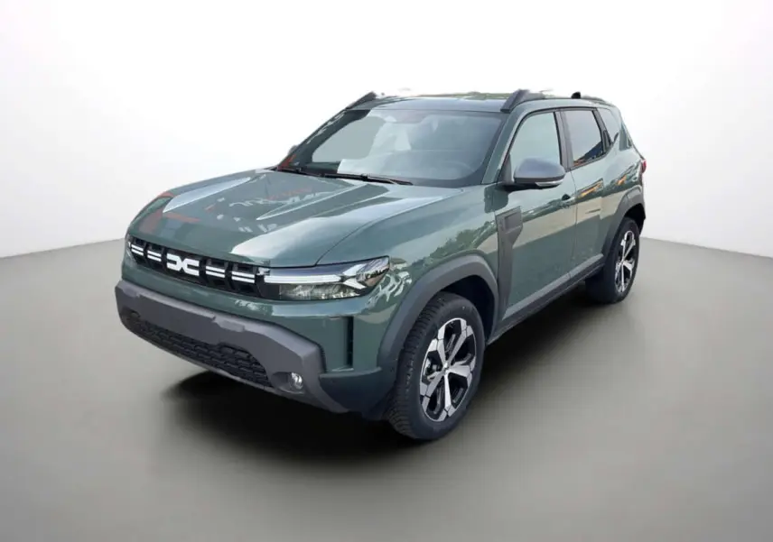 Vue 3/4 avant du Dacia Duster Hybrid-G 150 4x4 en kaki lichen avec jantes alu 18 pouces et barres de toit noires.