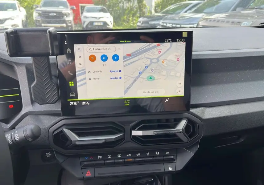 Vue intérieure du tableau de bord du Dacia Duster Hybrid-G 150 4x4 en affichage navigation GPS sur écran tactile 10,1 pouces.