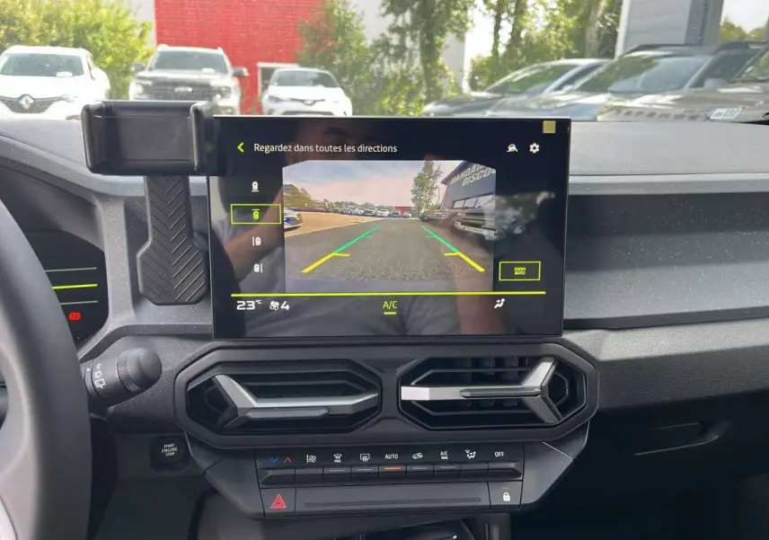 Vue intérieure du tableau de bord du Dacia Duster Hybrid-G 150 4x4, écran central affichant la caméra de recul.