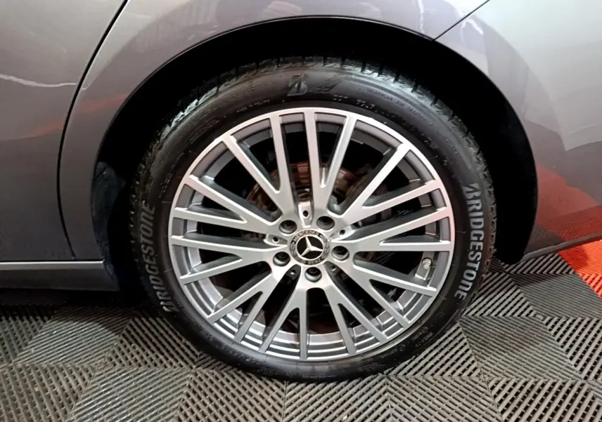 Gros plan sur la roue avant droite gris clair d’une Mercedes CLA 180 d Business Line avec jante alliage multi-branches.