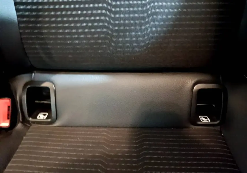 Détail des commandes de ceintures de sécurité sur la banquette arrière d’une Mercedes CLA 180 d gris clair.