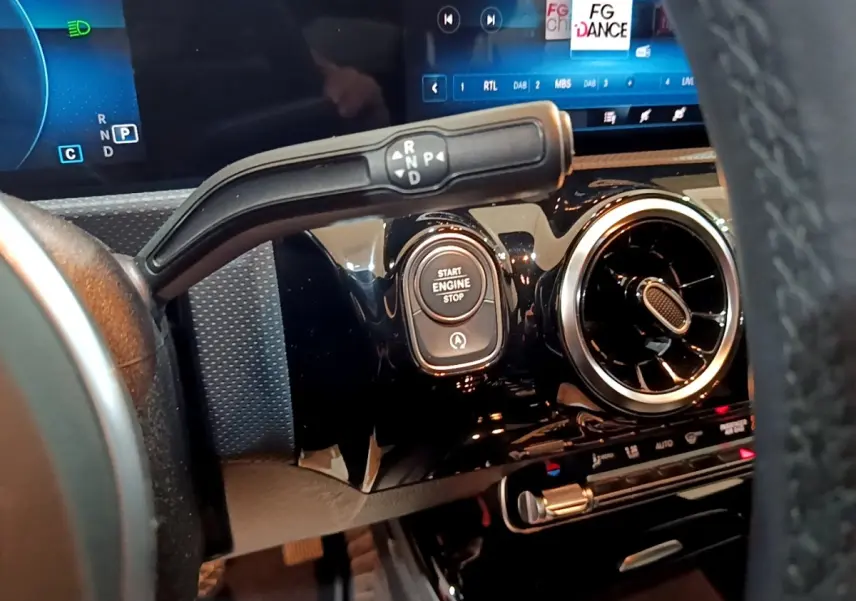 Détail intérieur du tableau de bord de la Mercedes CLA 180 d 2021, avec bouton démarrage et commande de boîte automatique.