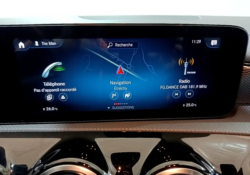 Écran tactile central du tableau de bord de la Mercedes CLA 180 d Business Line gris clair, affichant navigation et radio.