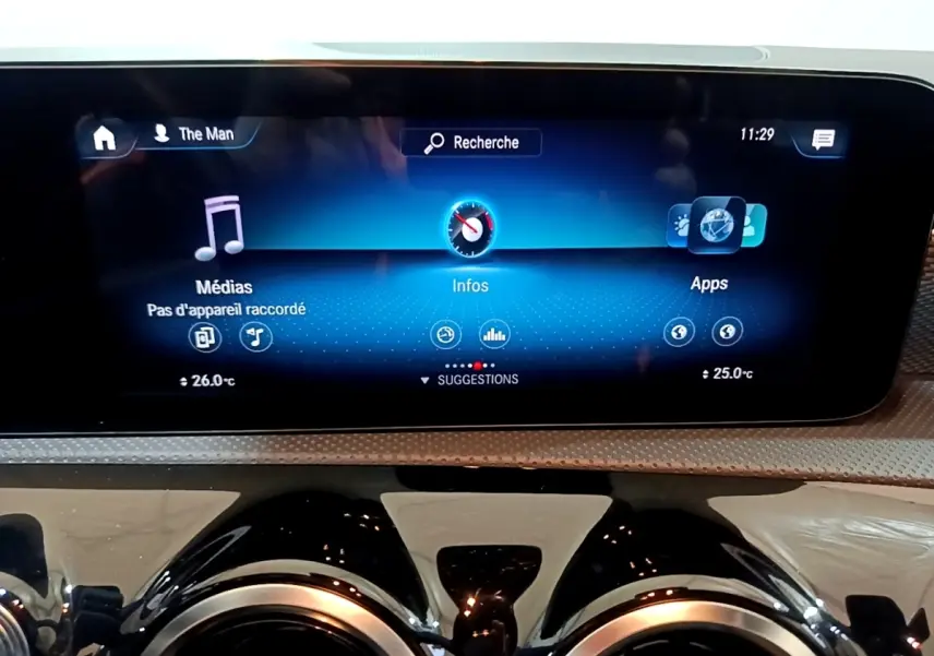 Écran tactile central du tableau de bord de la Mercedes CLA 180 d Business Line 2021, affichage multimédia en bleu.