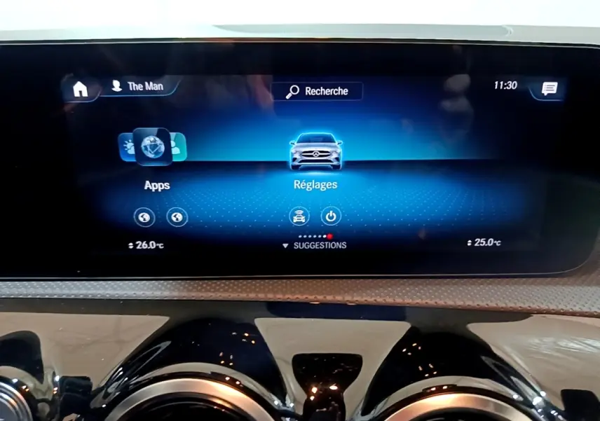 Écran tactile central du tableau de bord de la Mercedes CLA 180 d Business Line gris clair, affichant le menu Réglages.