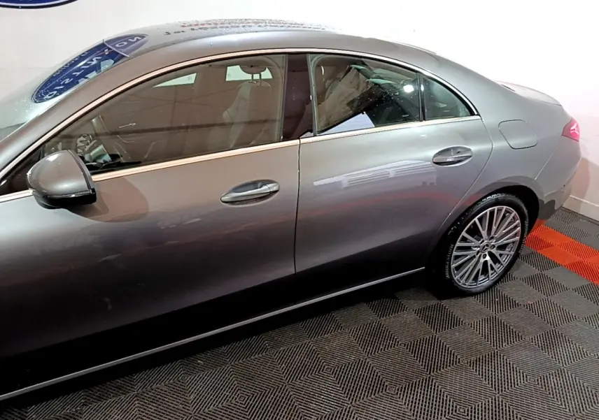 Profil droit d'une Mercedes CLA 180 d Business Line gris clair, mettant en valeur les jantes alliage et les rétroviseurs électriques.