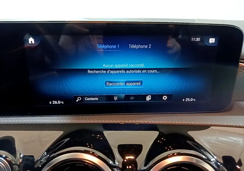 Écran tactile central affichant la connexion Bluetooth dans l’habitacle d’une Mercedes CLA 180 d gris clair.