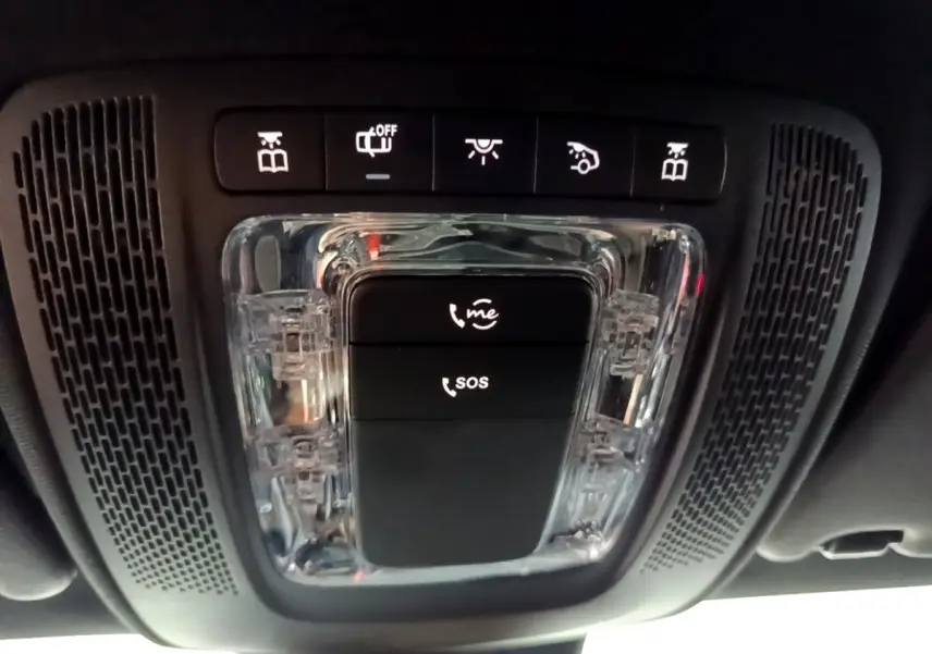 Vue rapprochée du plafonnier intérieur noir avec commandes SOS et éclairage de la Mercedes CLA 180 d Business Line gris clair.