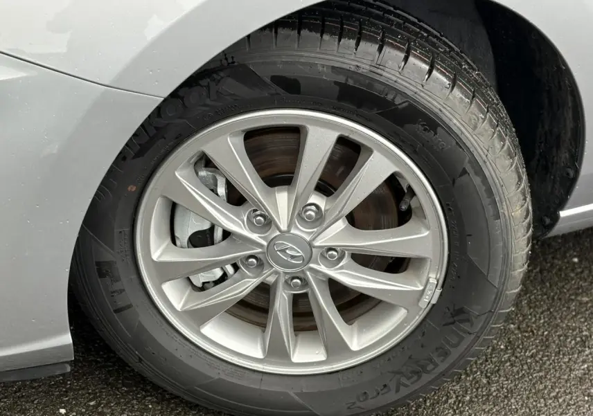 Gros plan sur la jante alliage gris argent de la roue avant droite d'une Hyundai i30 SW T-GDI 2025.