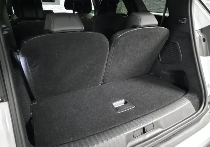 Vue arrière du coffre du Peugeot 5008 blanc avec banquette rang 3 rabattue et intérieur noir.