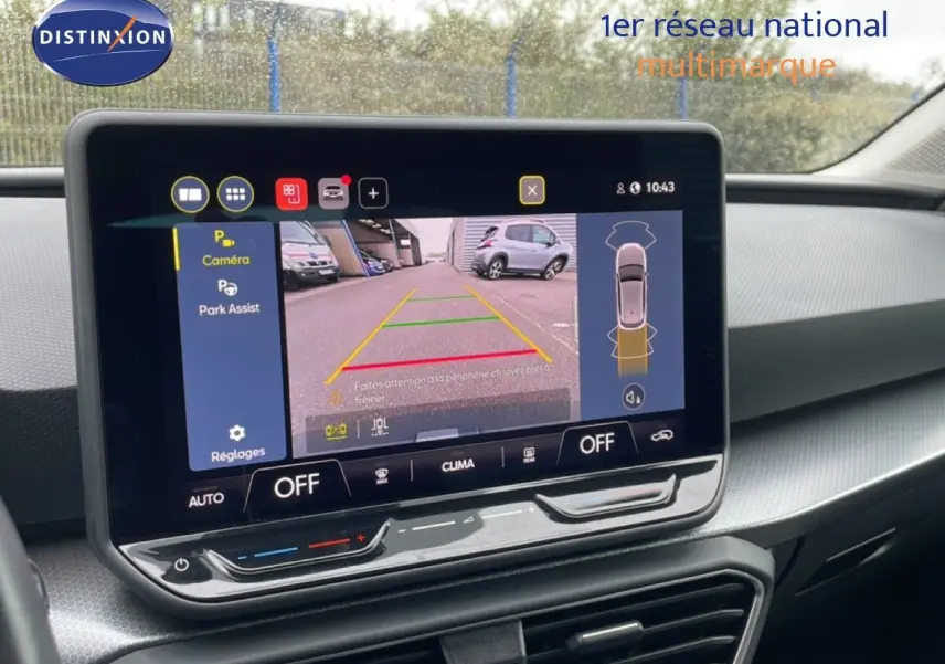 Vue intérieure sur l'écran central du SEAT Leon 2025 gris magnétique, affichant la caméra de recul et l'assistance au stationnement.