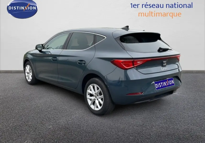 Vue 3/4 arrière droite d'une SEAT Leon gris magnétique métal avec feux LED et jantes alliage 16 pouces.