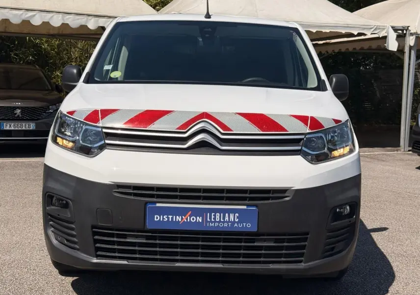 Vue avant d’un Citroën Berlingo blanc 2020 avec bandes réfléchissantes rouges et blanches sur le capot.