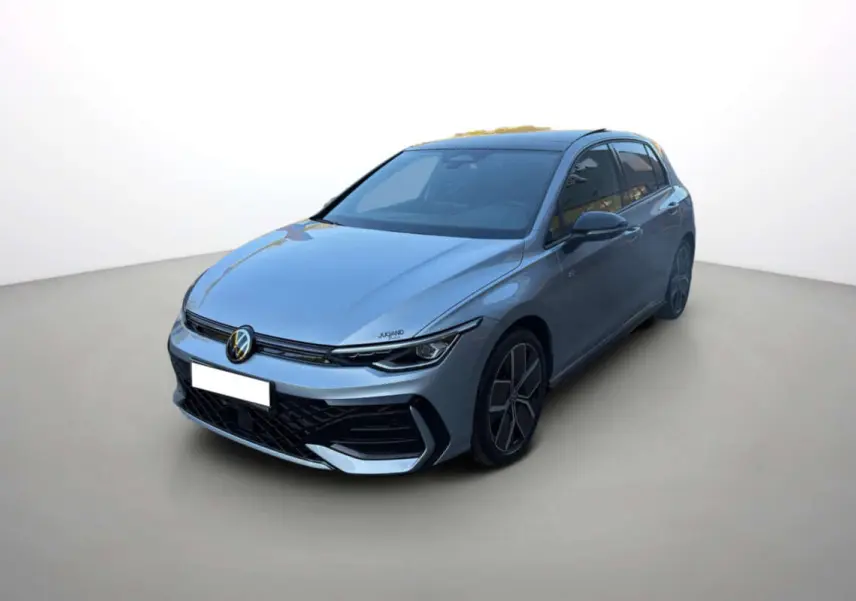 Volkswagen Golf E-TSI 150 R-Line gris argent dolomite vue 3/4 avant avec jantes alu 18 pouces et phares LED.