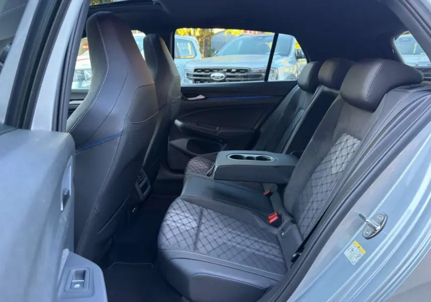 Vue intérieure côté droit de la banquette arrière en cuir noir et tissu gris de la Volkswagen Golf E-TSI 150 R-Line 2026 gris argent dolomite.
