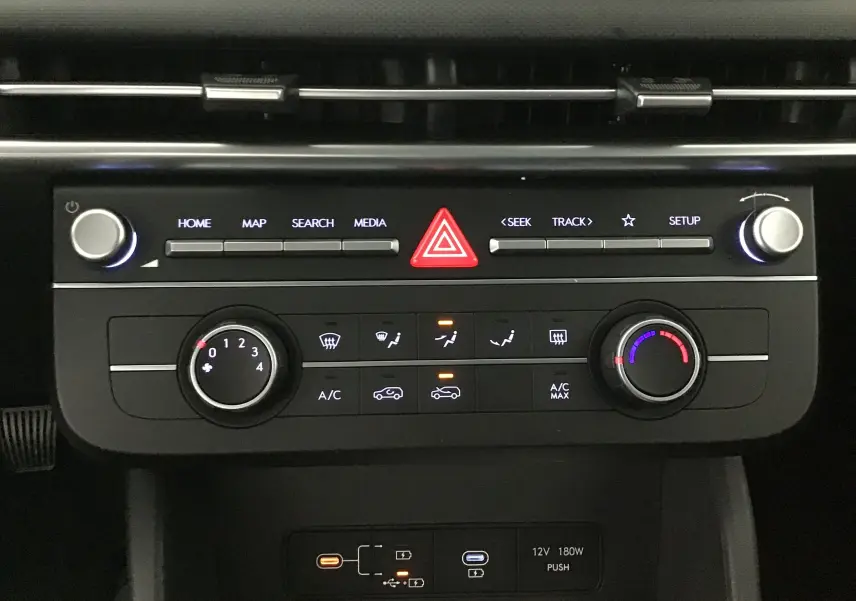 Panneau de contrôle central du Hyundai Tucson 2025 avec commandes climatisation et multimédia en gros plan.