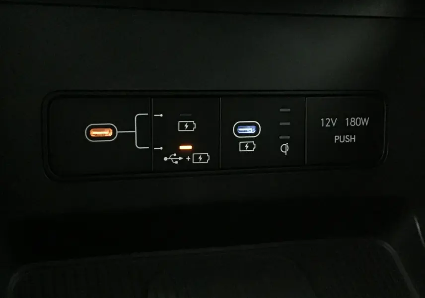 Gros plan sur les ports USB et prise 12V du Hyundai Tucson 2025 bleu Salling, soulignant les options de recharge intérieure.