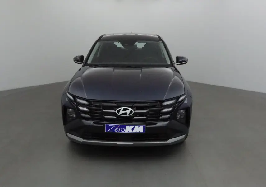 Vue frontale d'un Hyundai Tucson 2025 bleu Salling avec calandre noire et plaque d'immatriculation Zero KM.