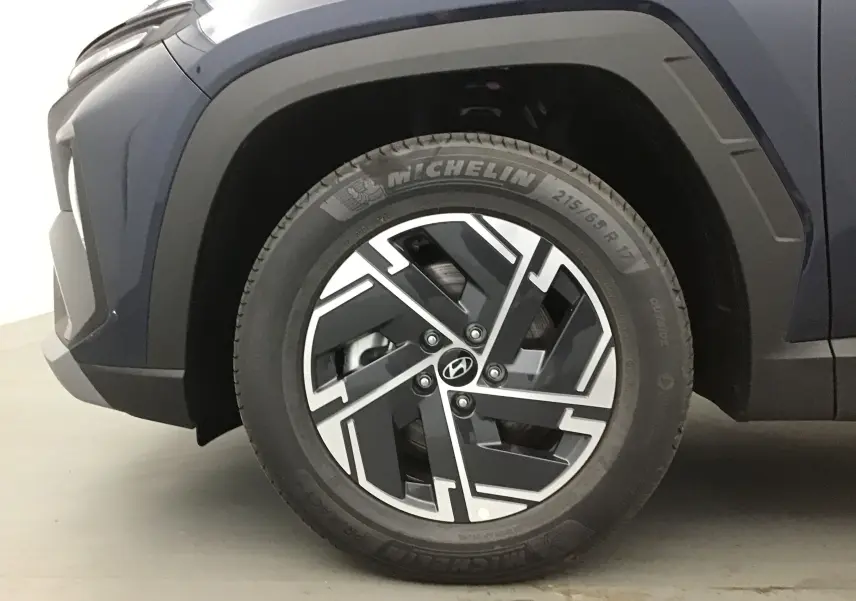 Gros plan sur la roue avant gauche du Hyundai Tucson bleu Salling 2025 avec jante alliage 17 pouces au design géométrique.