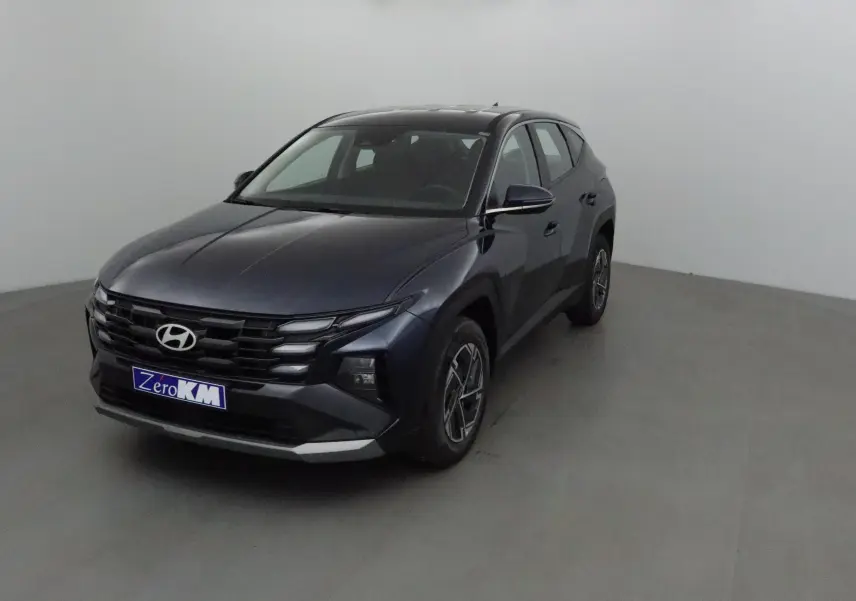 Hyundai Tucson 2025 bleu Salling vu en 3/4 avant droit, avec calandre noire et jantes alliage 17 pouces.