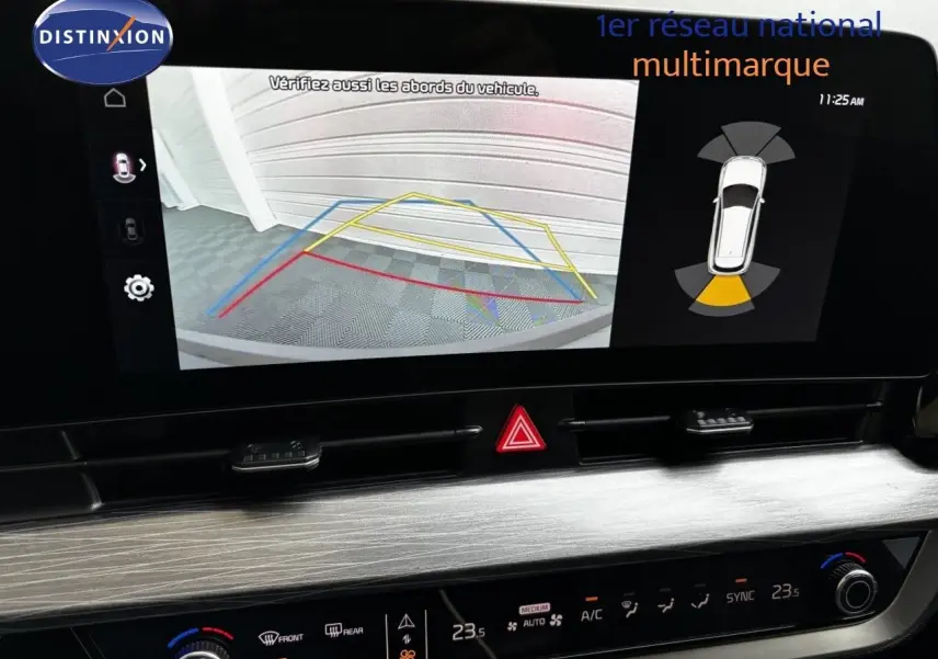 Vue intérieure de l’écran multimédia affichant la caméra de recul du Kia Sportage blanc nacré 2025.