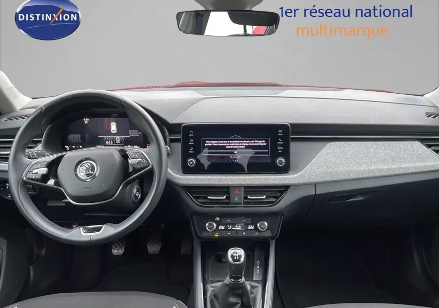 Intérieur du Skoda Kamiq rouge velvet metal 2024, vue frontale du tableau de bord et volant avec boîte manuelle.