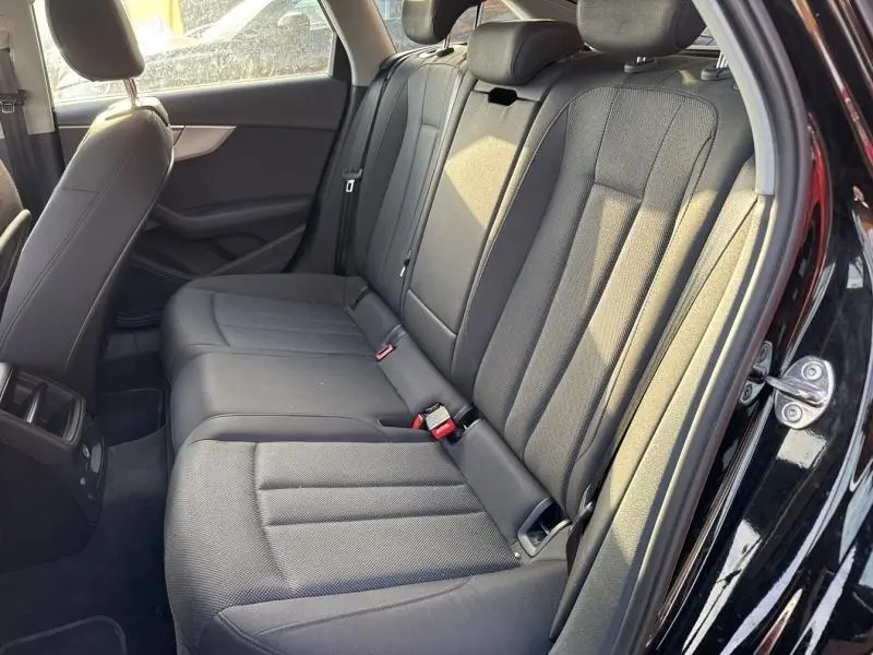Vue intérieure côté droit des sièges arrière noirs de l'Audi A4 Avant 30 TDI Business line 2022.