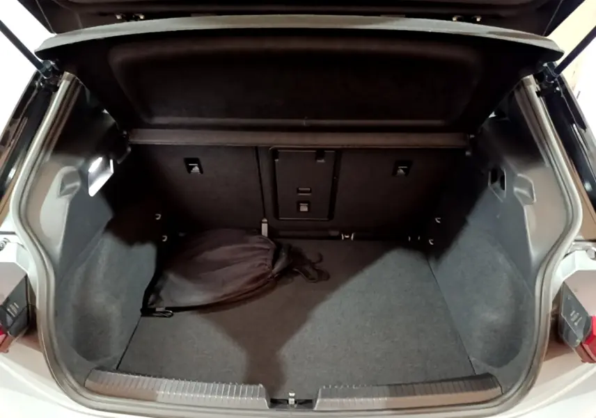 Coffre ouvert vu de face d’un Volkswagen ID.3 gris foncé, avec un sac noir à l’intérieur.