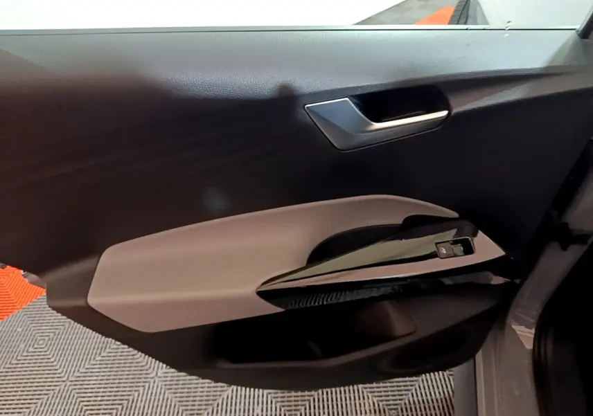 Vue intérieure du panneau de porte côté conducteur du Volkswagen ID.3 77 kWh Pro S gris foncé, avec commande de vitre noire brillante.