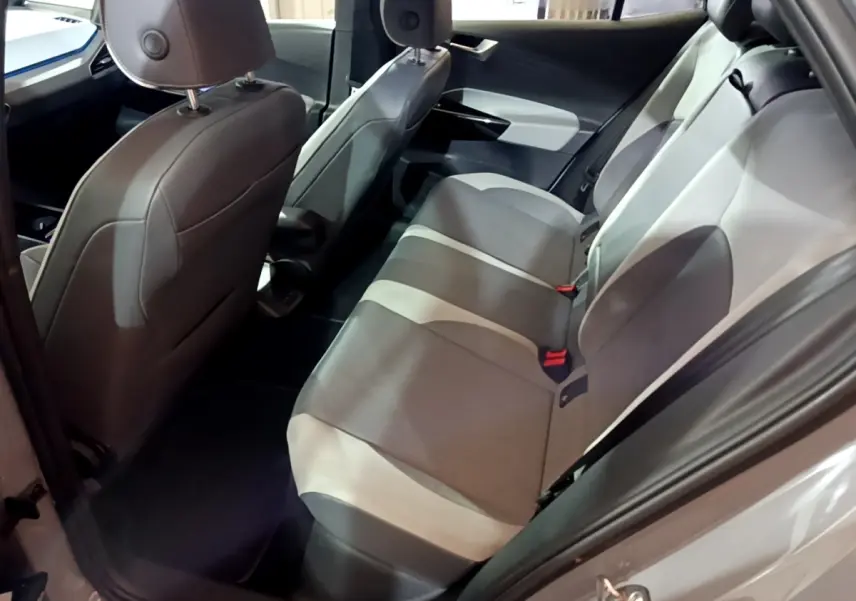 Vue intérieure côté droit des sièges arrière gris clair et foncé du Volkswagen ID.3 77 kWh Pro S 2022, avec habillage de porte bicolore.