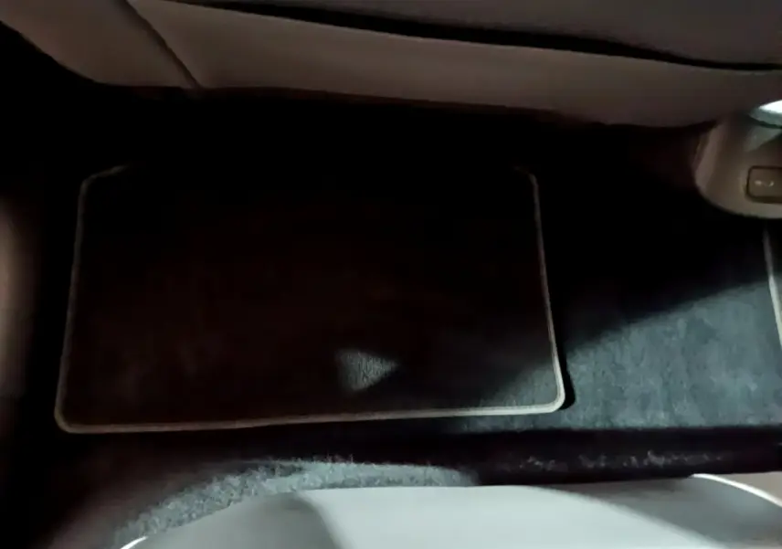 Détail du tapis de sol gris foncé côté passager avant du Volkswagen ID.3 77 kWh Pro S électrique 2022.