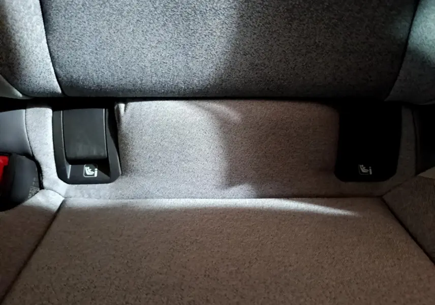 Détail de la banquette arrière grise du Volkswagen ID.3 77 kWh Pro S avec fixations Isofix visibles.