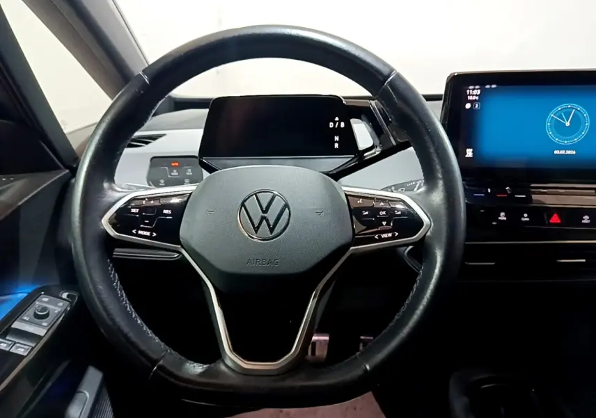 Vue intérieure centrée sur le volant cuir noir et l'écran tactile du tableau de bord du Volkswagen ID.3 77 kWh Pro S.