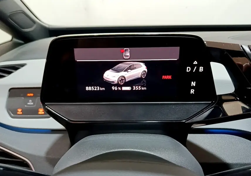Affichage numérique central du tableau de bord du Volkswagen ID.3 77 kWh Pro S, vue frontale intérieure.