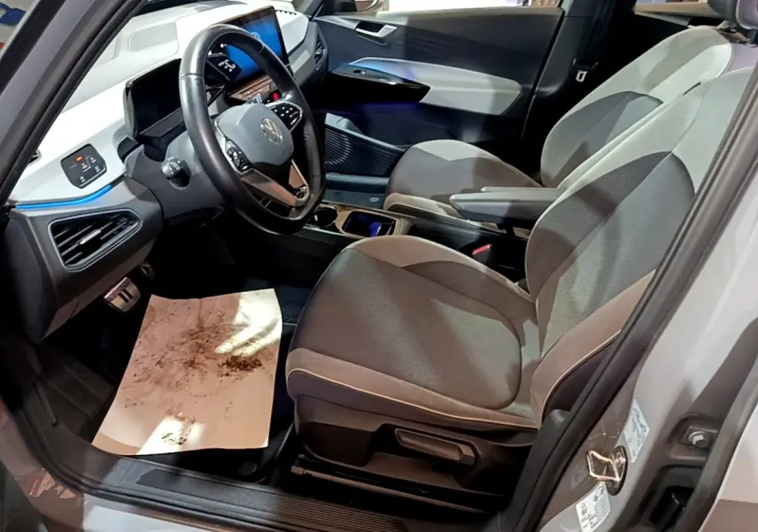 Vue intérieure côté conducteur du Volkswagen ID.3 77 kWh Pro S 2022, sièges gris et tableau de bord moderne avec écran digital.