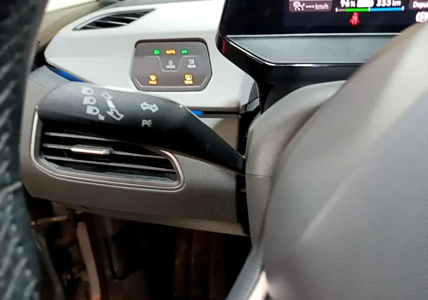 Détail intérieur du Volkswagen ID.3 77 kWh Pro S montrant la commande des clignotants et l'écran digital partiel.