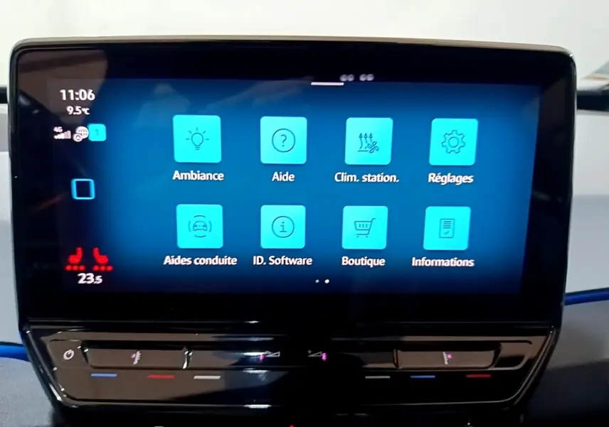 Écran tactile central du tableau de bord du Volkswagen ID.3 77 kWh Pro S affichant les menus de climatisation et aides à la conduite.